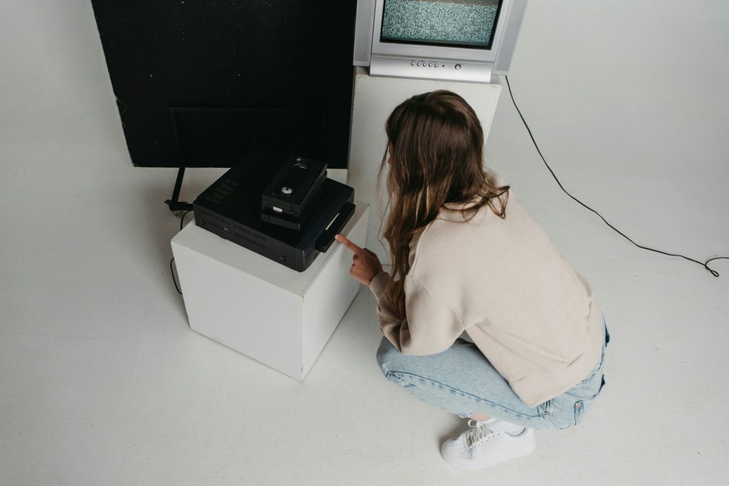 パソコンを見る子ども