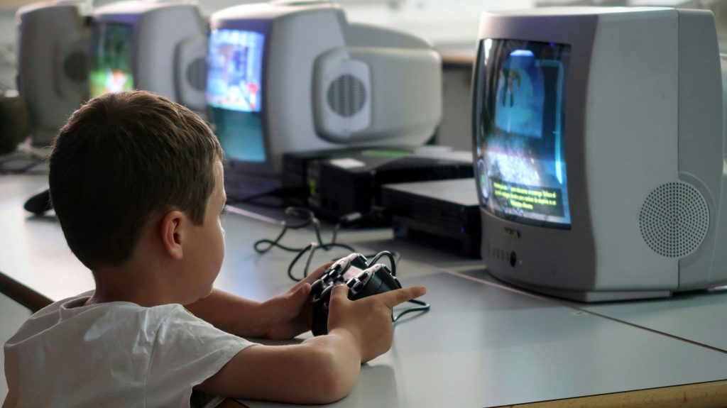 ゲームをする子ども