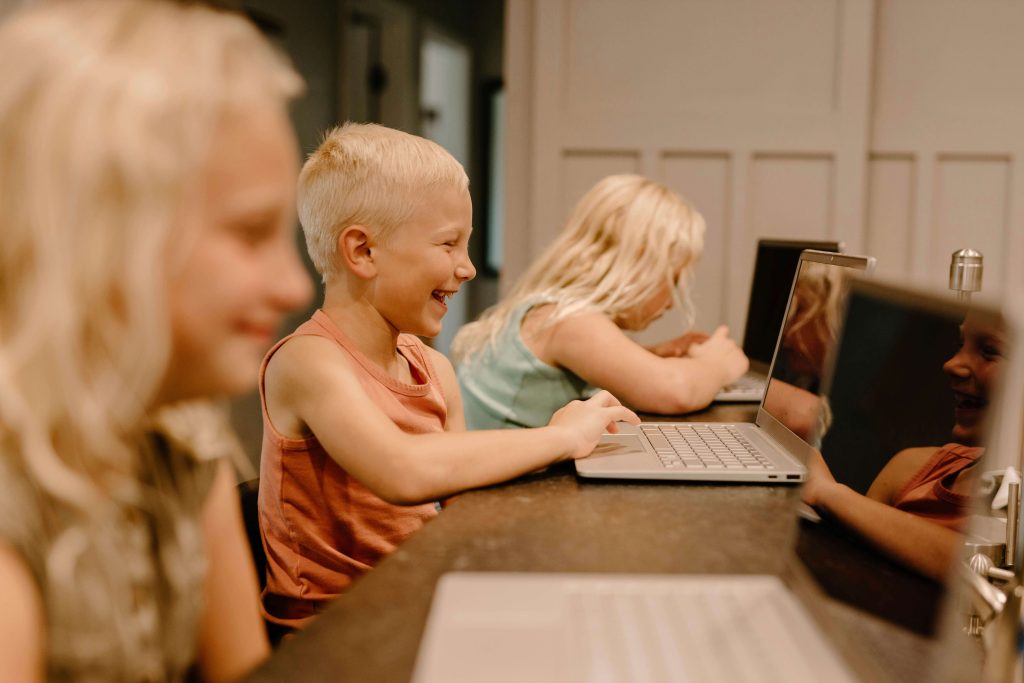 PCを見ている子どもたち