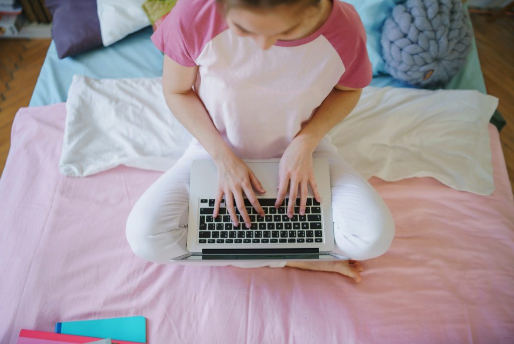 PCをさわっている小学生