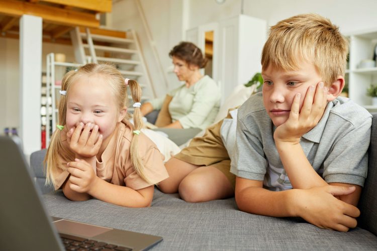 PCを見る子ども