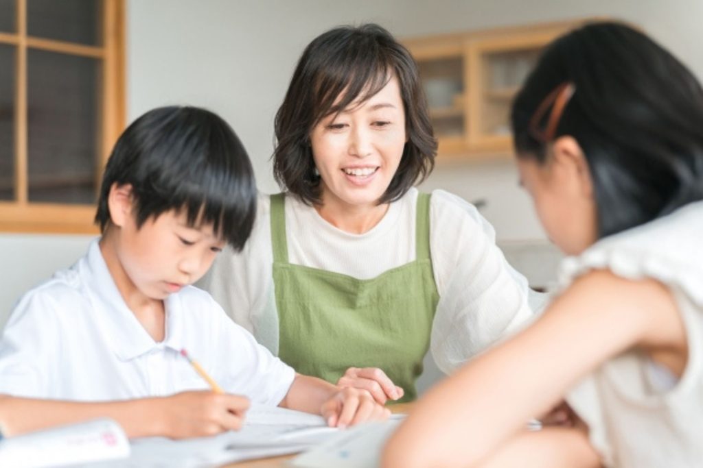勉強をする子どもと見守る保護者