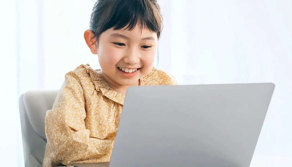 笑顔でプログラミングにチャレンジする女の子