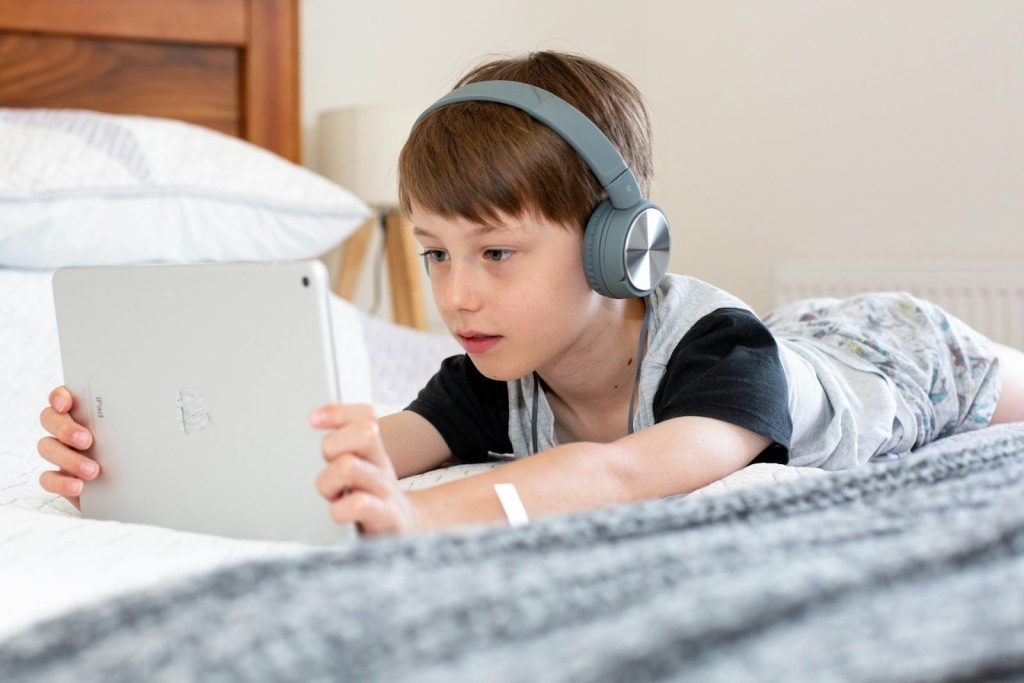 タブレットで学習する男の子