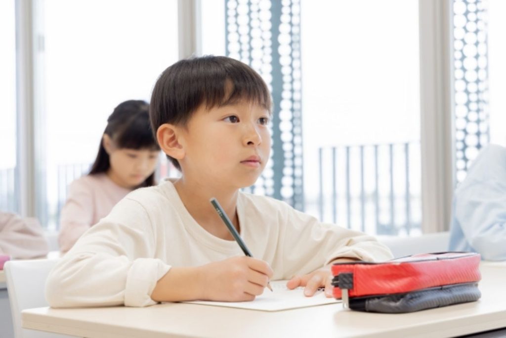勉強をする男の子