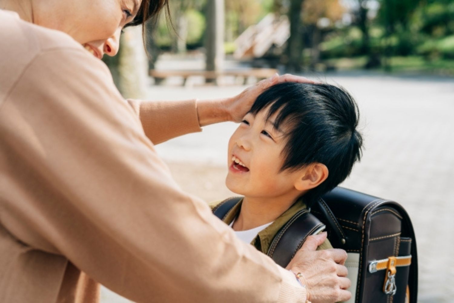 子どもの頭を撫でる保護者