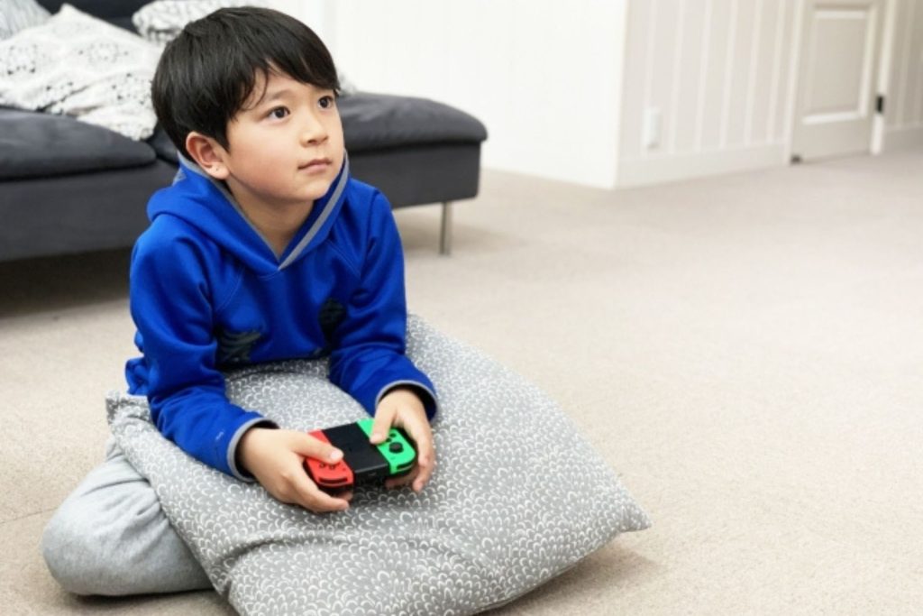ゲームをする子ども