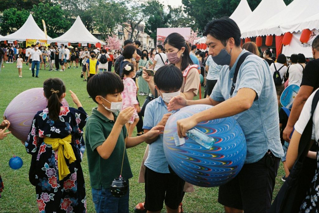 地域のお祭りで楽しむ家族