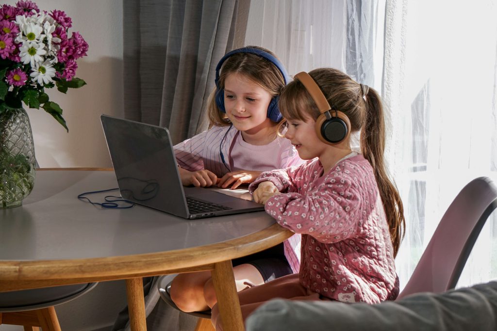 PCで学習する姉妹