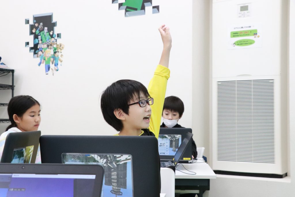 発表する男の子