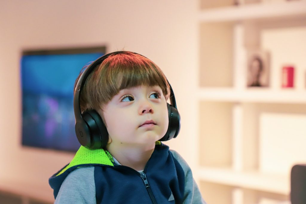 ヘッドホンをしている子ども
