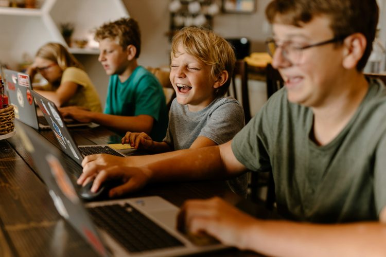 笑顔でPCを操作する子どもたち