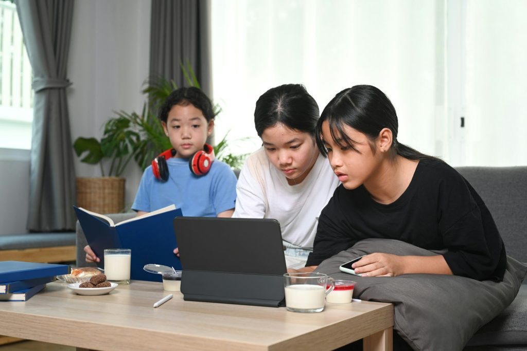 PCを夢中で見る子どもたち