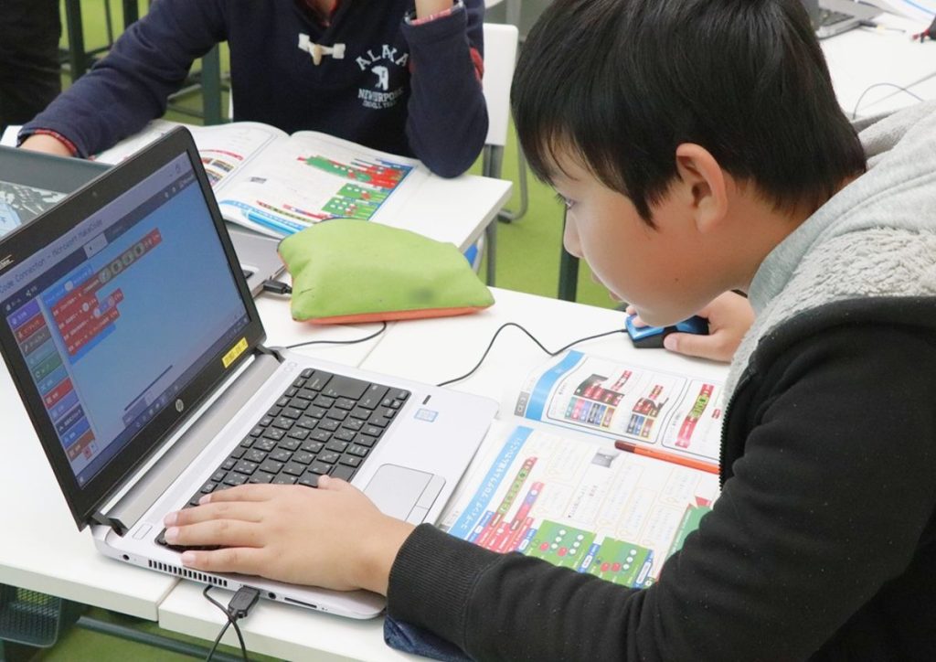 真剣な表情で学ぶ生徒さん