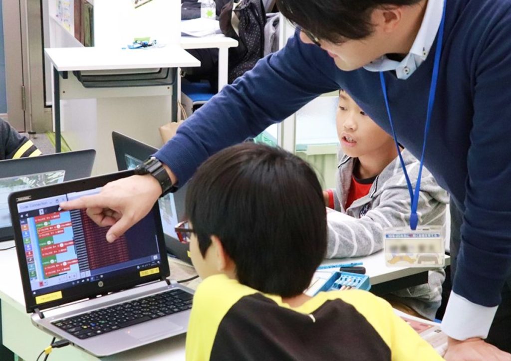 講師と生徒が一緒に学ぶ様子