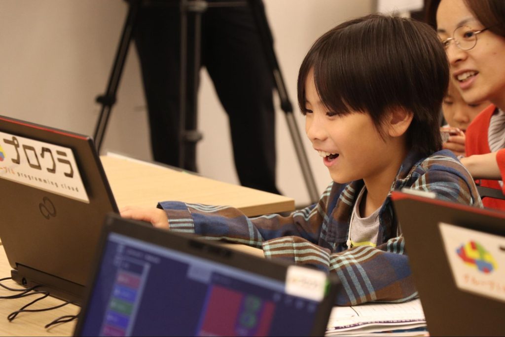 笑顔で学ぶ生徒さん