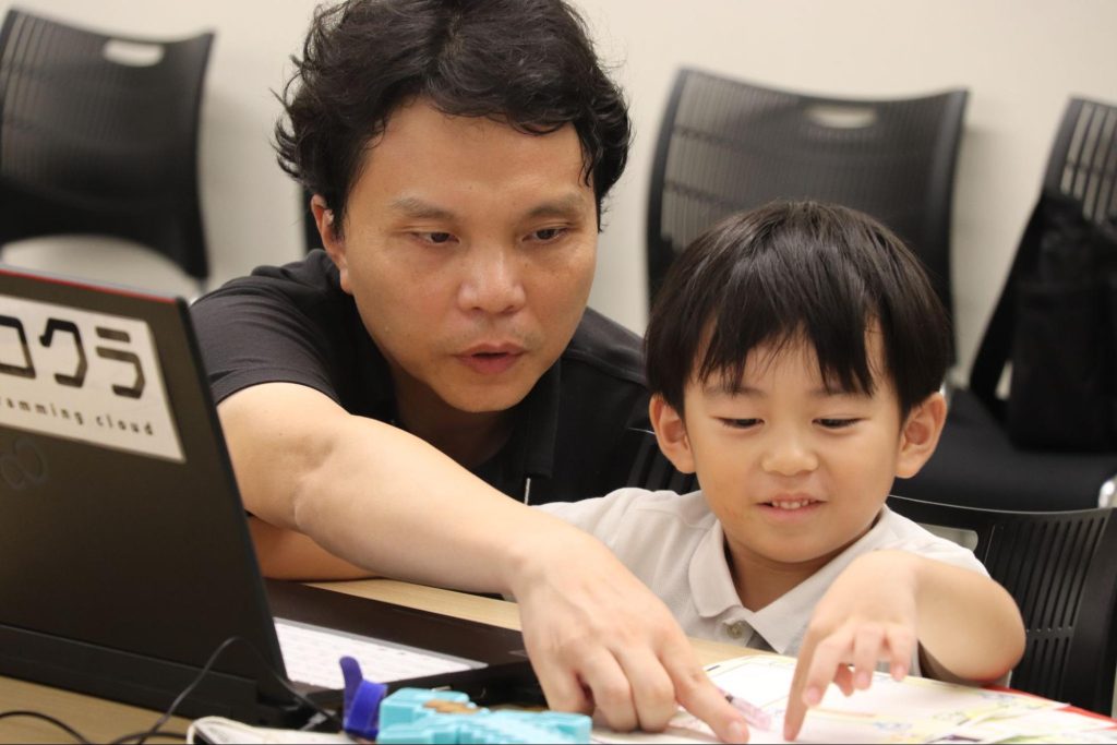 講師が真剣に教えている様子