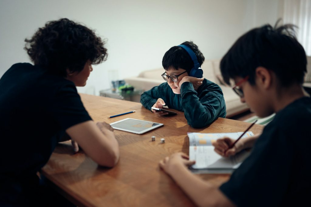 勉強する子ども