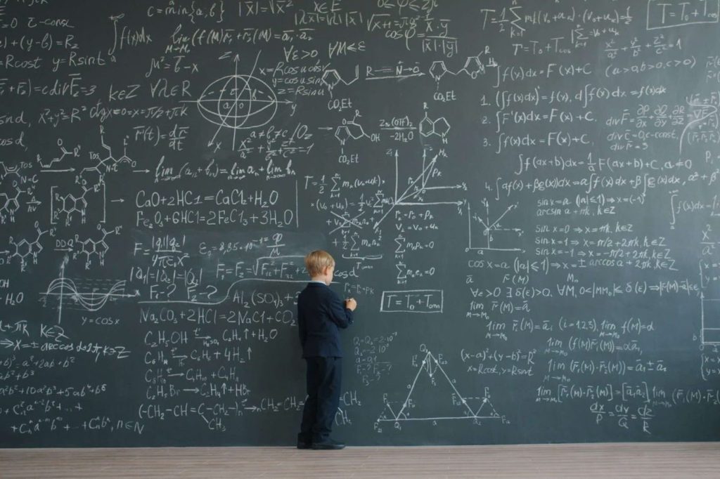 黒板に書く男の子