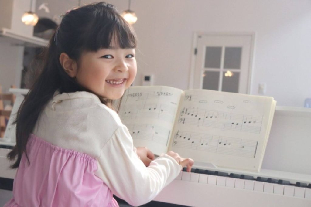 演奏中の女の子