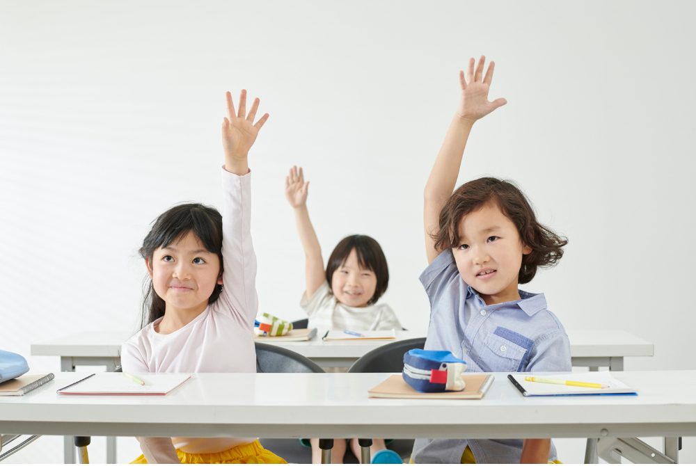 手を挙げる子どもたち