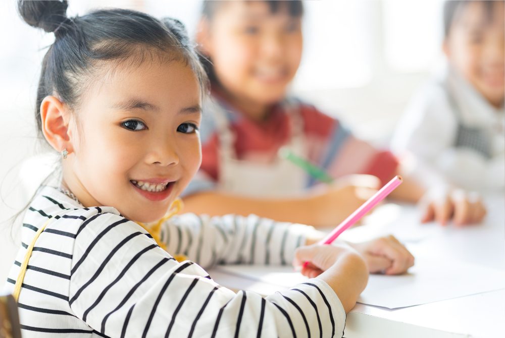 勉強する子どもたち