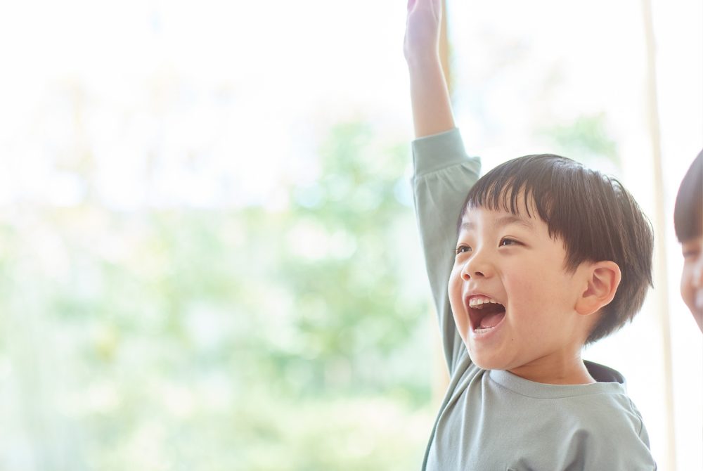 手を挙げる子ども
