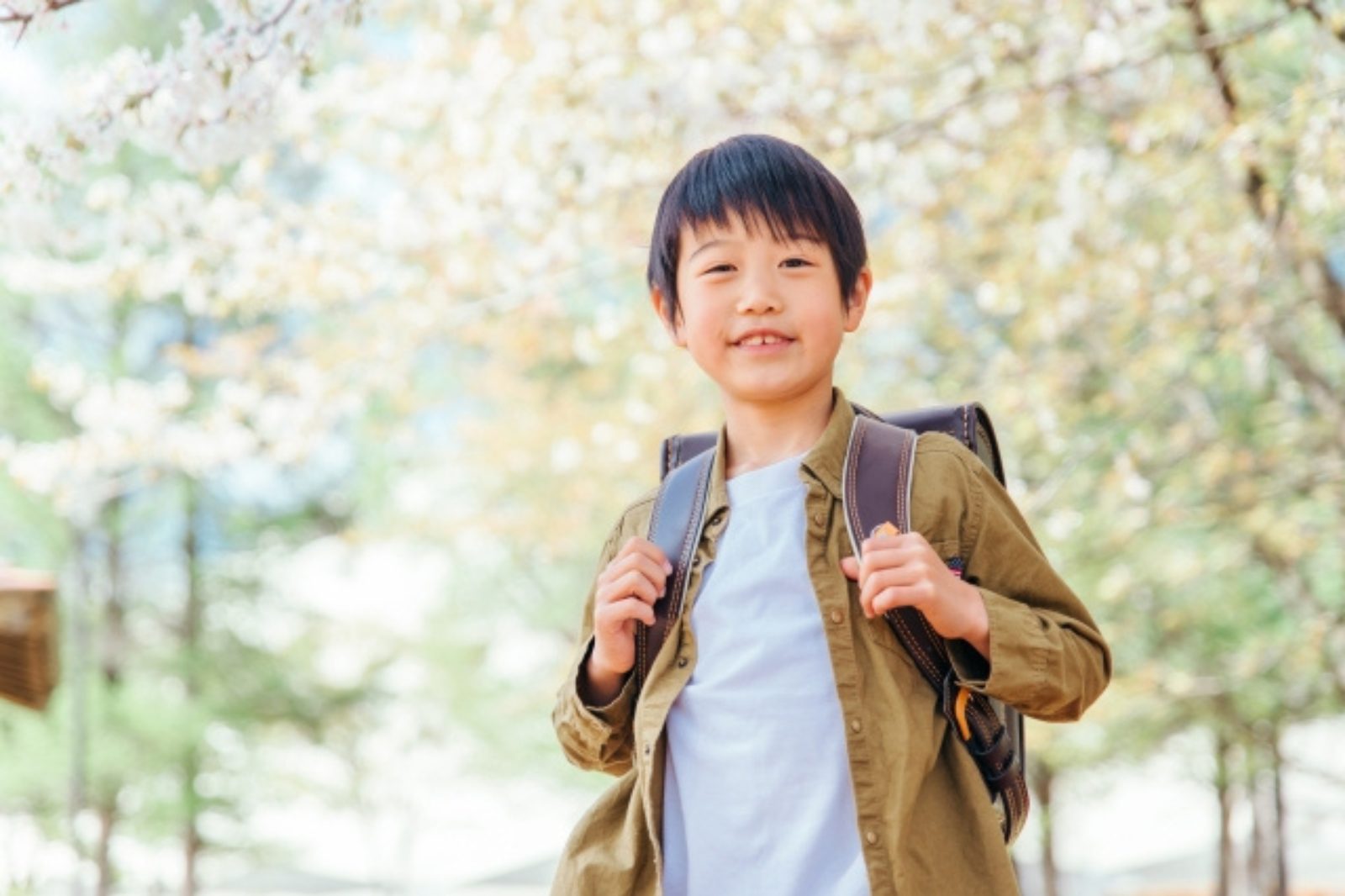 ランドセルを背負う男の子