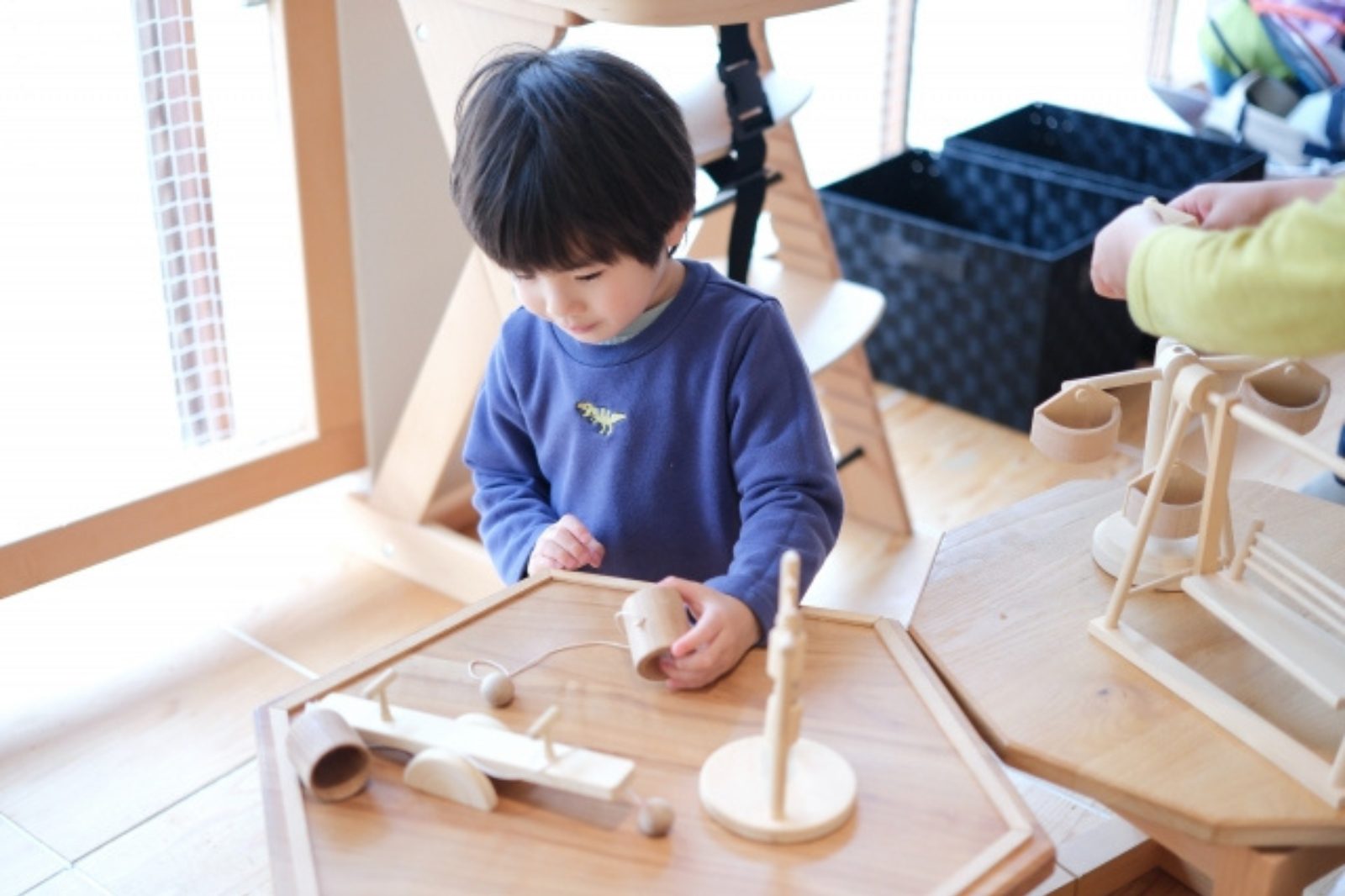 木のおもちゃで遊ぶ子ども