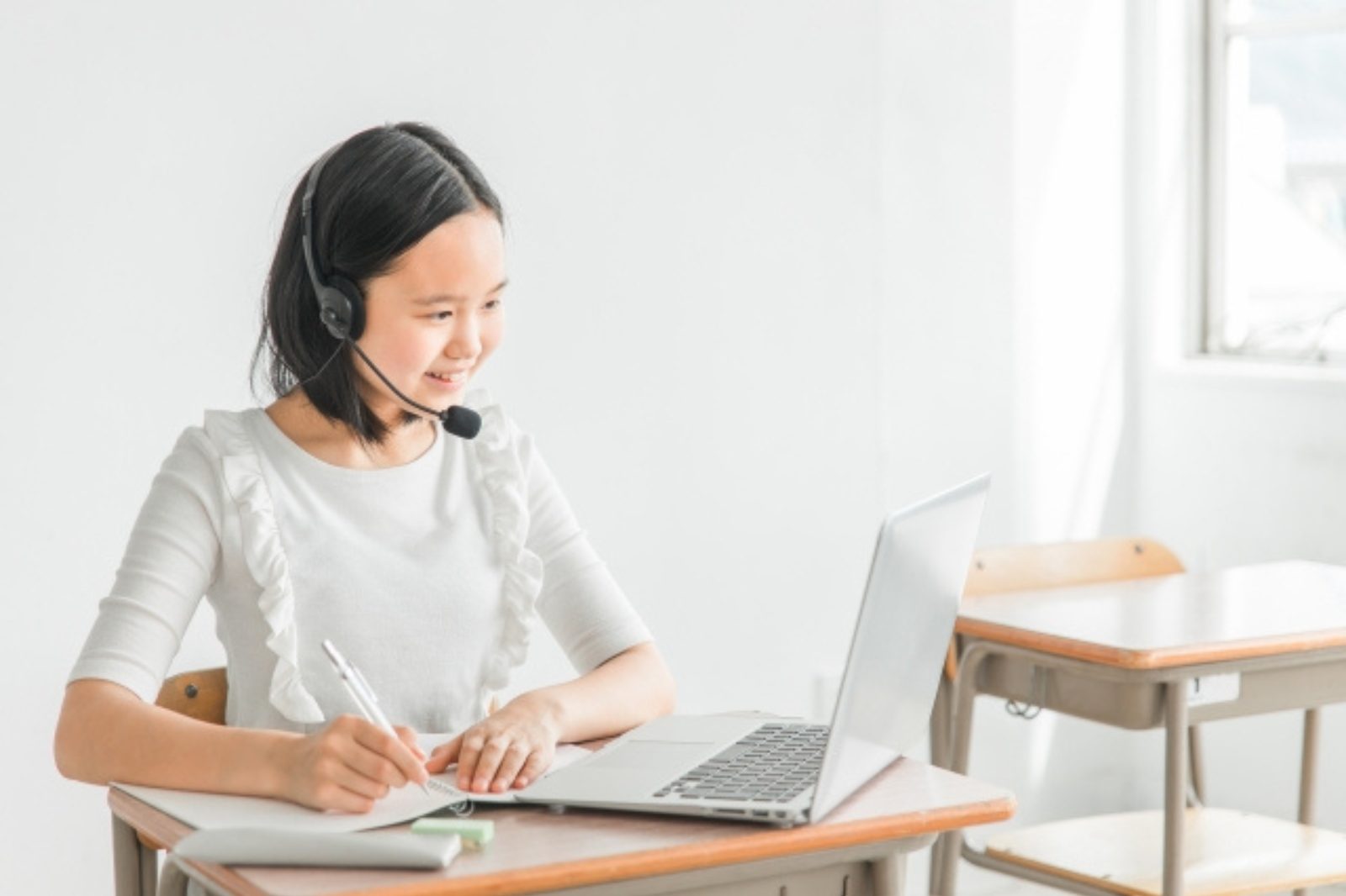 テレワークする女性