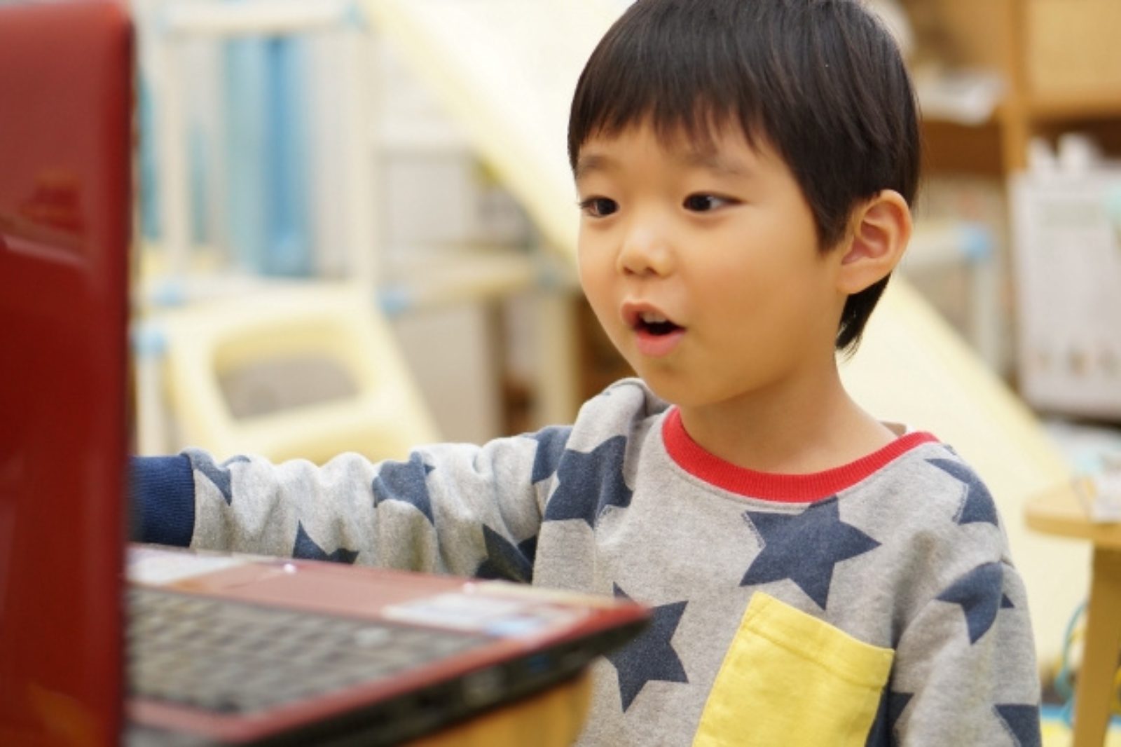 パソコンで学ぶ子ども