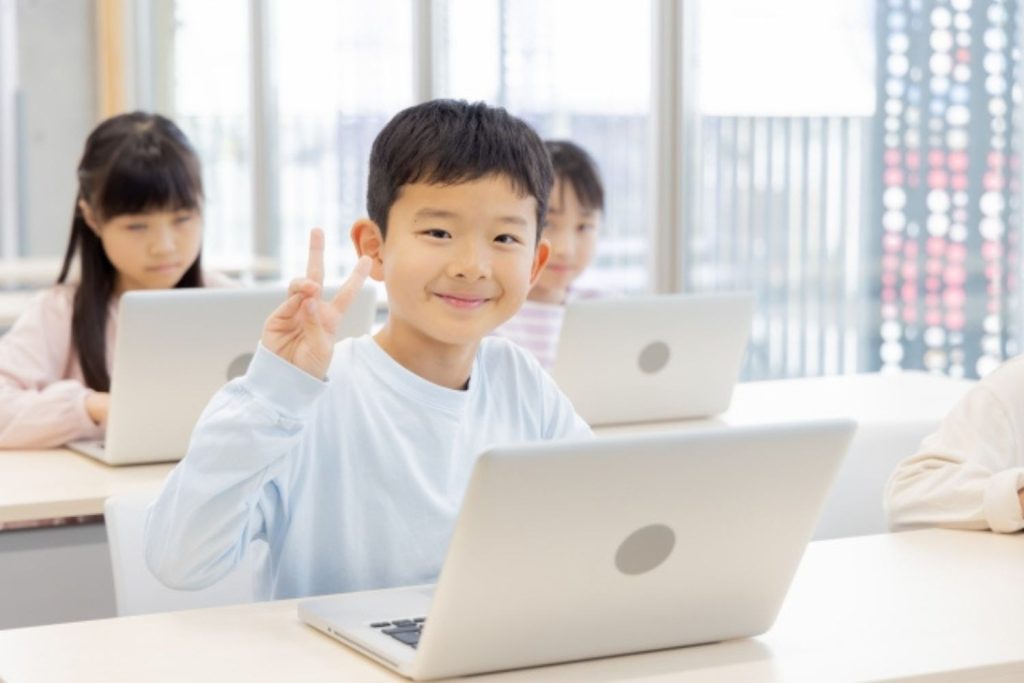 ピースする子ども