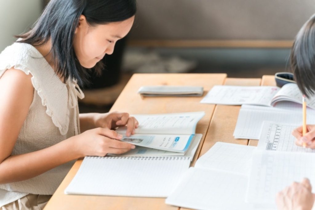 勉強する子ども