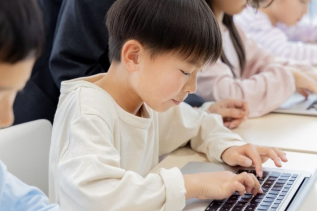 キーボードを打つ子ども