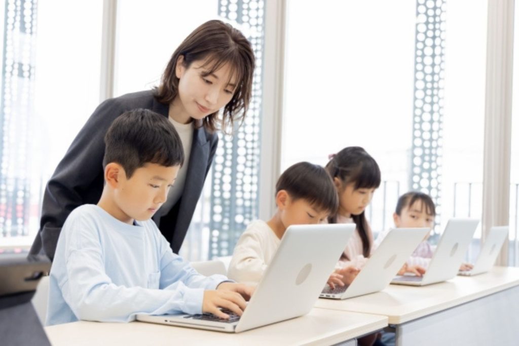 授業を受ける子どもたち