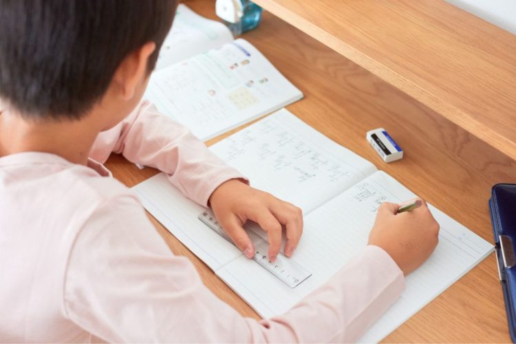 勉強する子ども