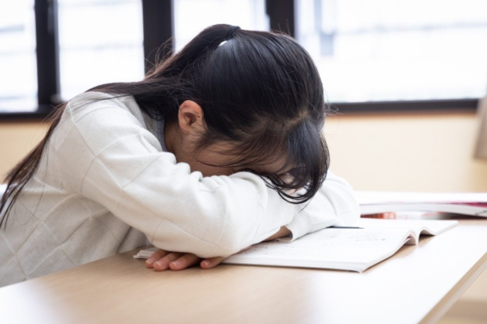 顔を伏せる女の子