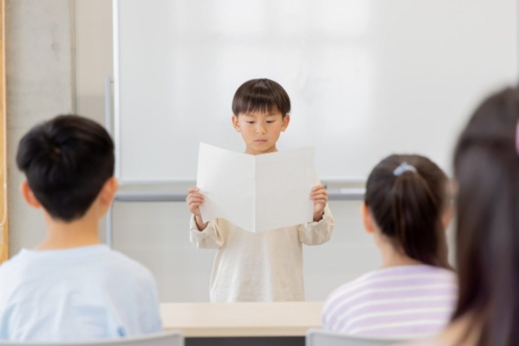 発表する子ども