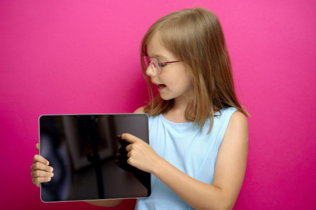 タブレットを持つ子ども