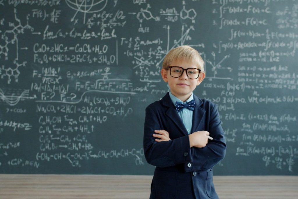 黒板前の男の子