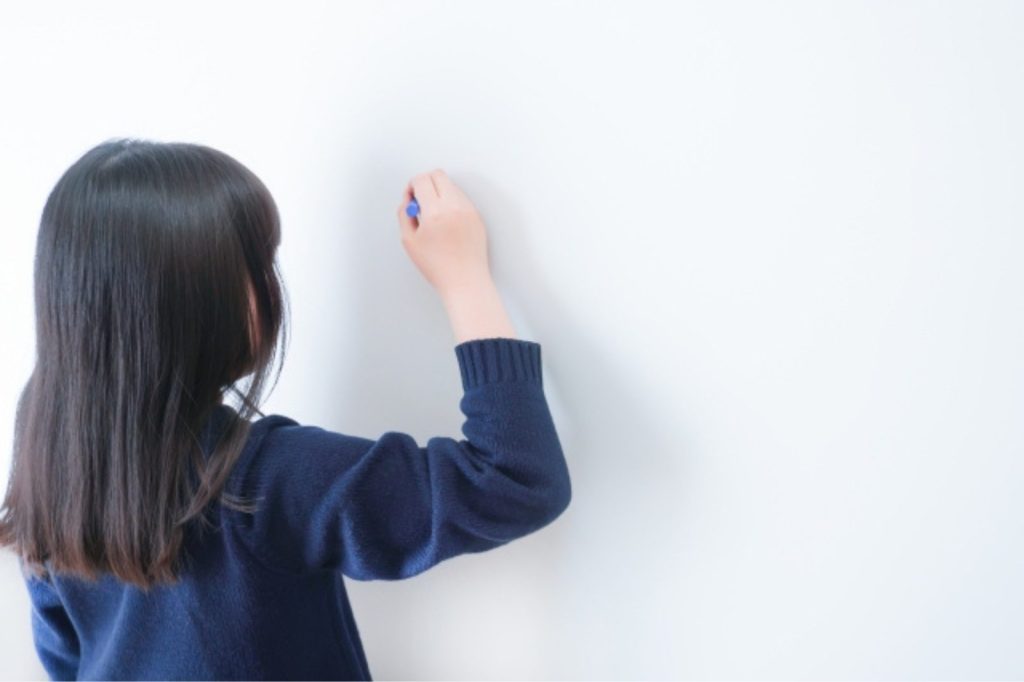 ホワイトボードと子ども