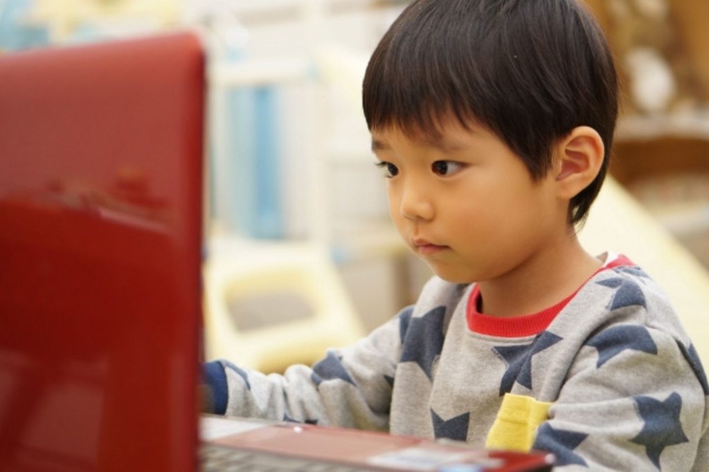 真剣な表情の子ども