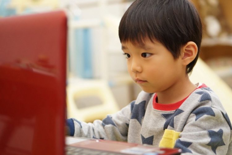 真剣な表情の子ども