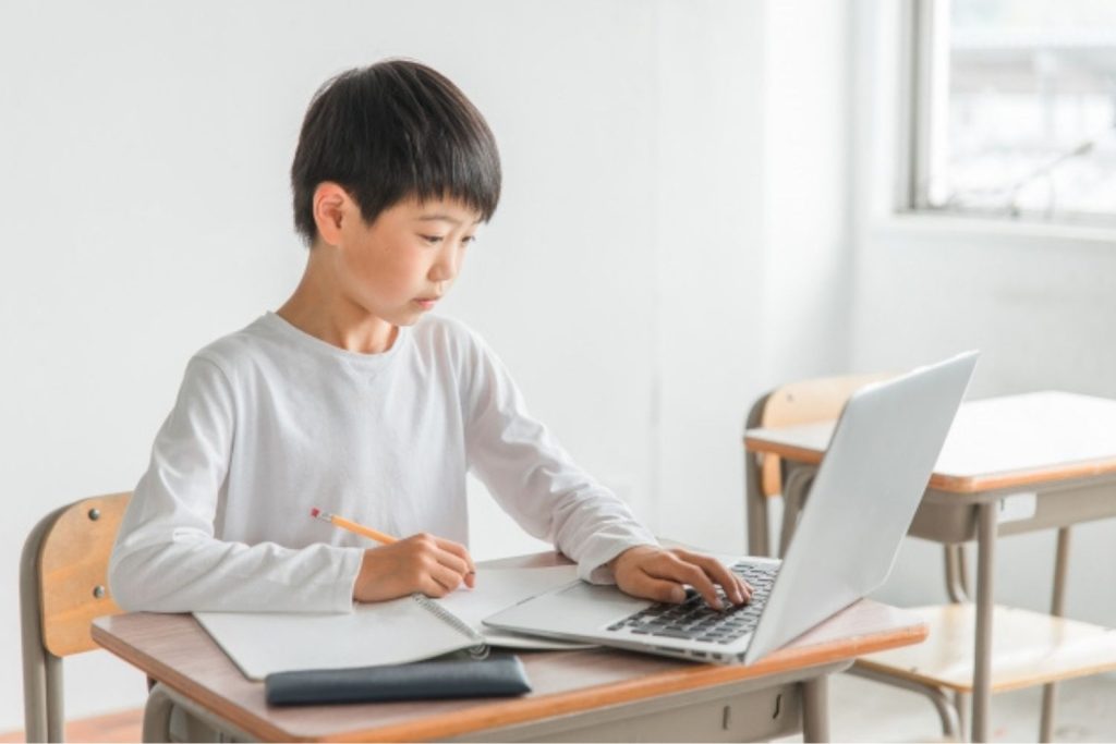 勉強する子ども