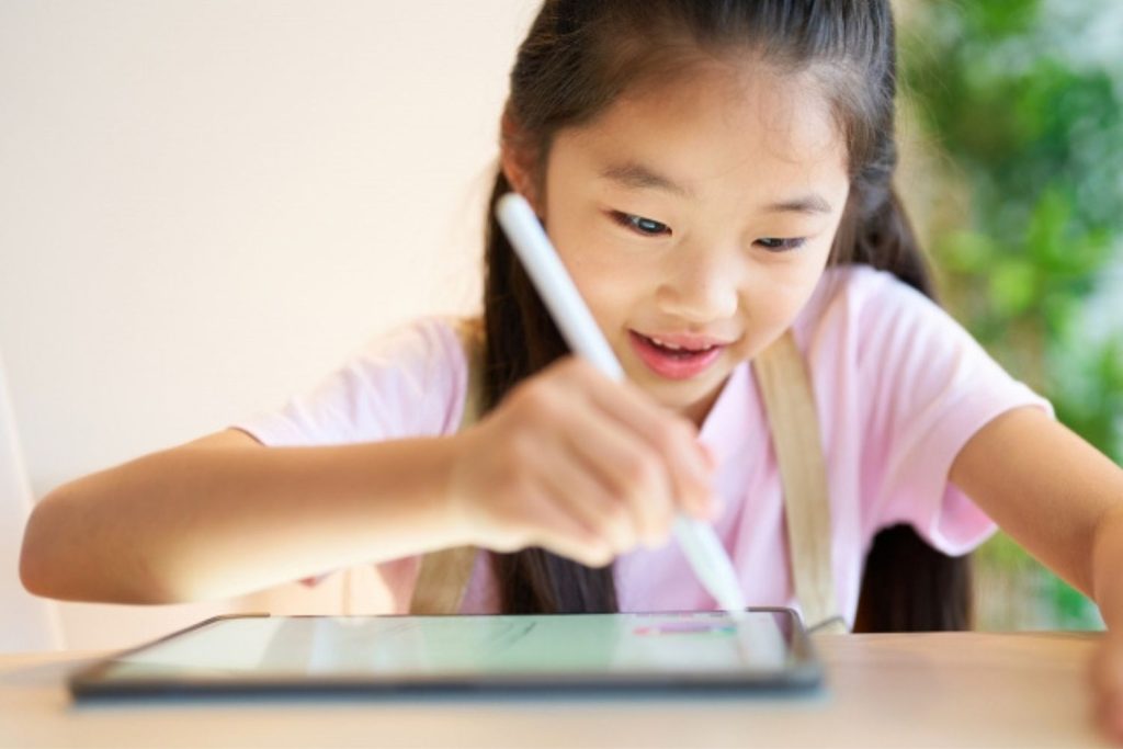 タブレットを使う子ども