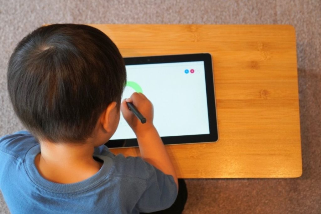 タブレットを使う子ども